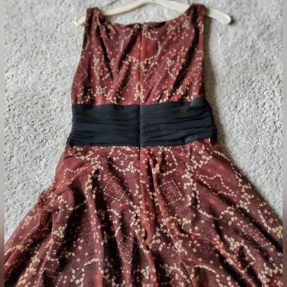 London Times dress. Beautiful fit. Feminine style for any event. Lt wt layers. - Picture 4 of 4